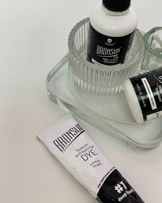 Farbowanie i regulacja brwi w Quality House of Beauty